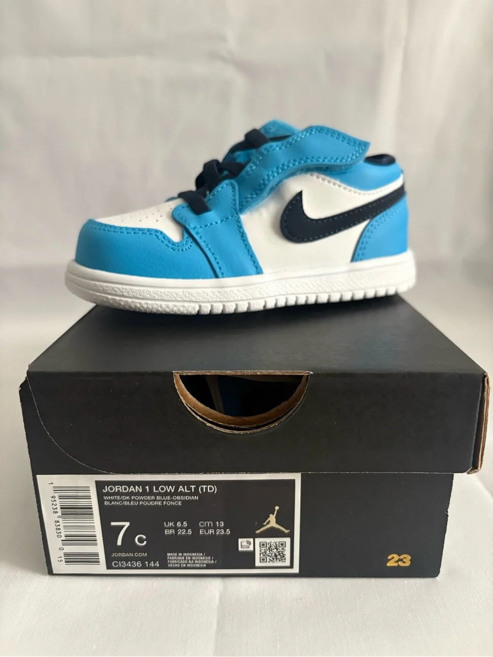 Nike Kids Low-Top Sneakers in White & Bright Blue with Navy Swoosh
